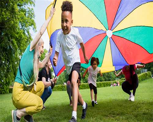 生肖鸡:彩凤栖梧五月天，金鸡报晓福满园